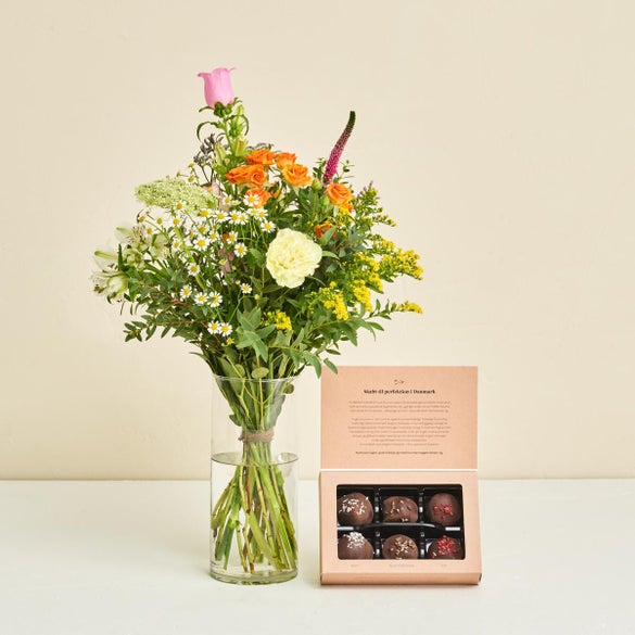 Floristens kreative buket med Flora og Evergreen Luksus chokoladekugler